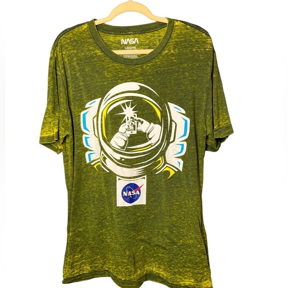 NASA Green Burnout T-Shirt with “Astronaut Selfie” Graphic Menus Size La…
